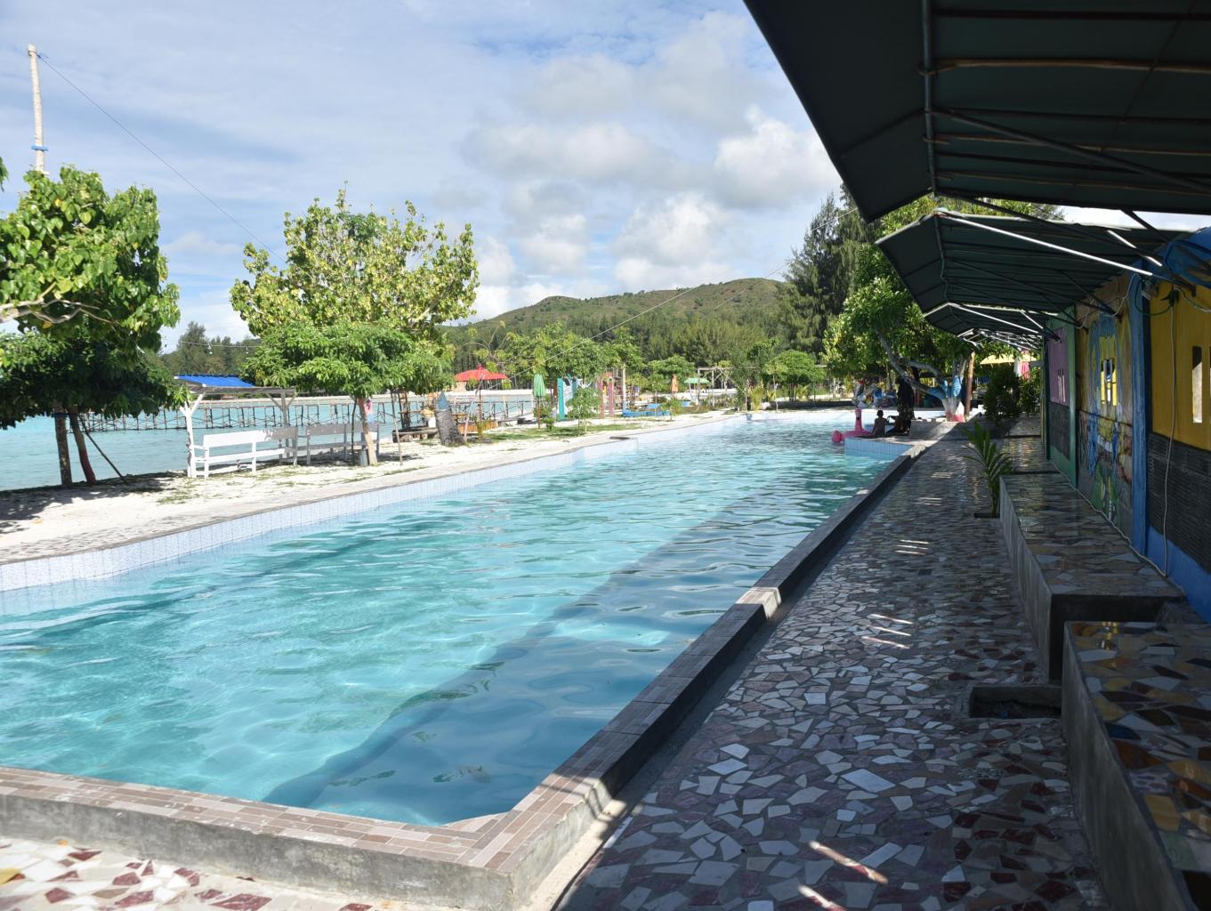 Kolam Renag Pantai Pasir Putih